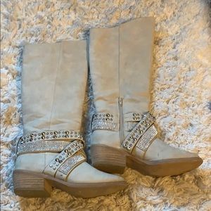 Not rated off white boots